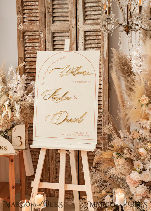 Plany stołów Glamour welurowe złote powitanie i usadzenie gości plan stołów weselnych, złote napisy powitanie gości, welurowa rama powitanie na weselu, elegancka tablica powitalna na weselu.