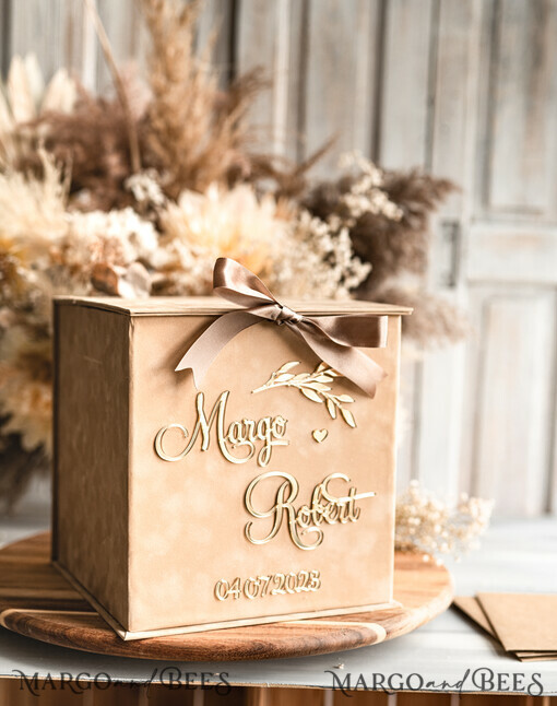 Pudełko na koperty  glamour Elegancka welurowa kopertówka ze złotymi napisami, beżowy cieniowany welur, pudełko na koperty, beżowa kopertówka na koperty od gosci weselnych 